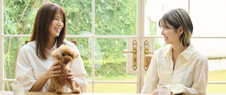 左：ライトブラウン着用 右：アッシュゴールド着用